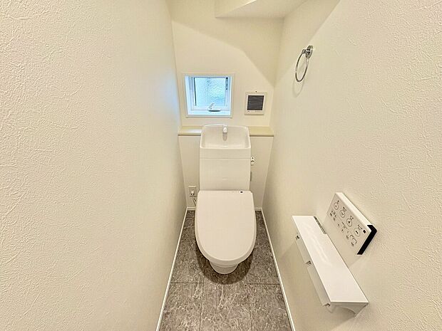 トイレは2ヶ所にございますので、家族が多いご家庭や、慌しい朝も安心です。