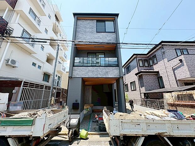 【2号棟】西川口駅徒歩14分、道路に面した手前のお住まいです。(令和8年7月撮影)