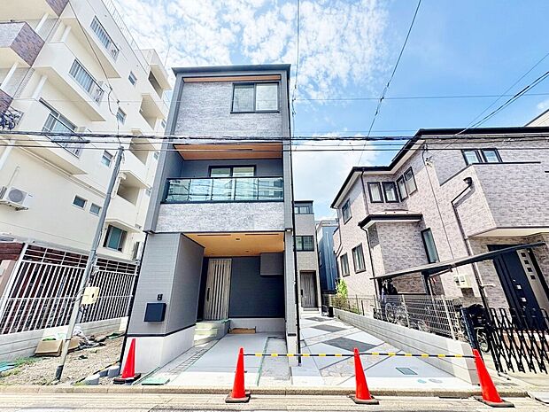 【2号棟】西川口駅徒歩14分、道路に面した手前のお住まいです。(令和8年8月撮影)