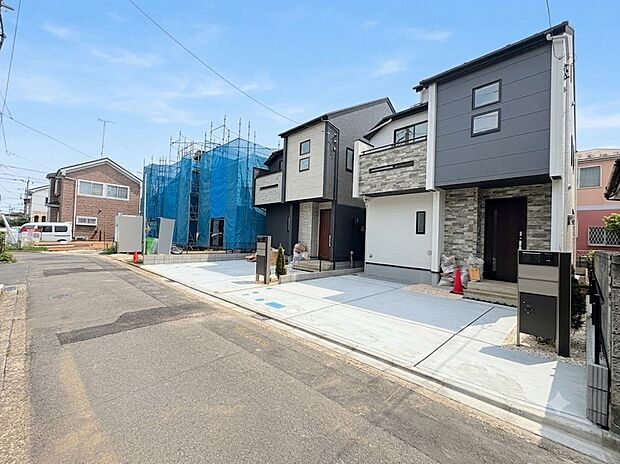 二階は全居室二面採光、二部屋から行き来できるワイドバルコニーです。(令和8年7月撮影)
