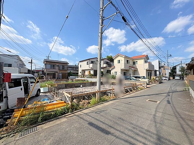 西側約4m公道に面しています。20帖以上のLDKはごろんと寛げる床暖房付き。(令和8年7月撮影)