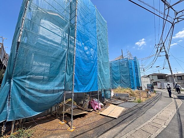左が当物件。西側約4m公道に面しています。20帖以上のLDKはごろんと寛げる床暖房付き。(令和8年8月撮影)