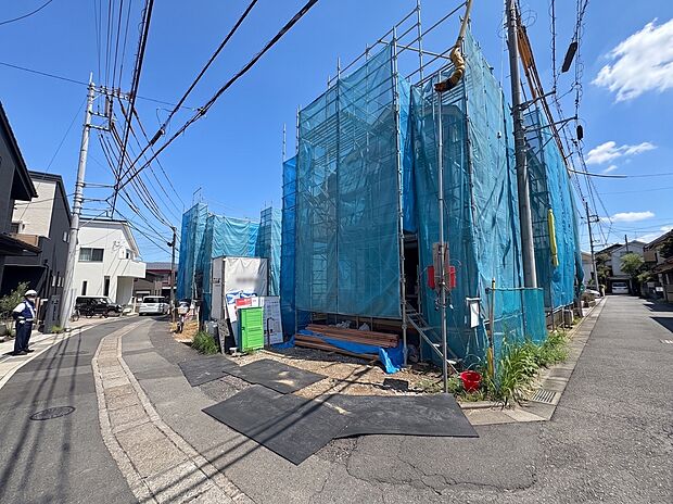 西側約4m公道に面しています。20帖のLDKはごろんと寛げる床暖房付き。(令和8年8月撮影)