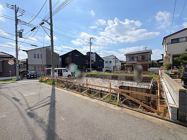 西側約4m公道に面しています。20帖のLDKはごろんと寛げる床暖房付き。(令和8年7月撮影)