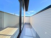バルコニーから望む紺碧の空。