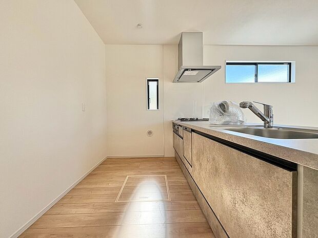 収納も多く大きな鍋やフライパン、調味料などスッキリ片付きます。