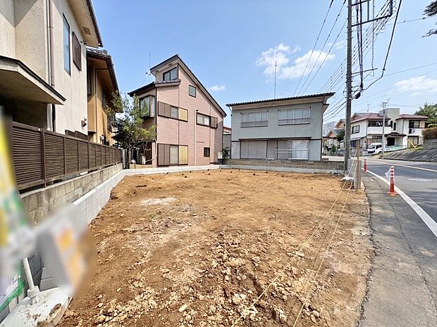 くつろぎの時間をさらに開放的にするLDKは23.5帖の広々空間。(令和8年7月撮影)