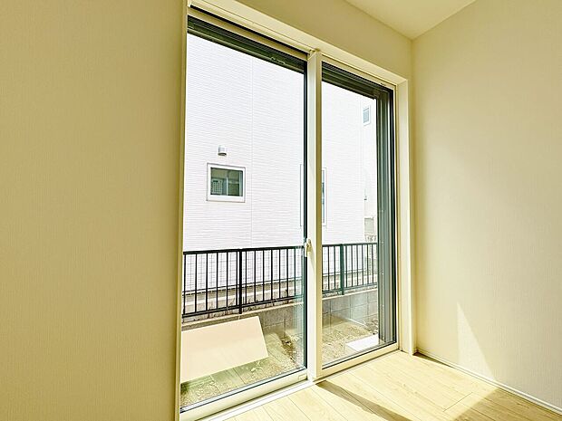 バルコニーからの明るい陽光がお部屋に差し込みます。