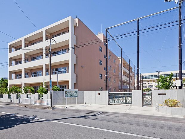 川口市立青木中央小学校まで約270m
