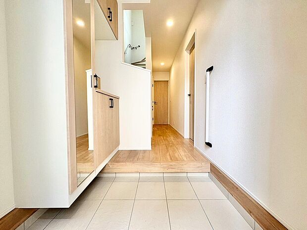 明るさと清潔感を兼ね備えた玄関が建物内へと導きます。