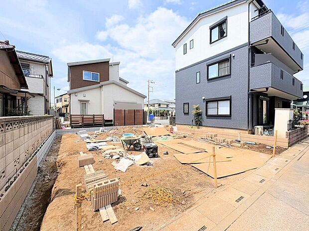 東南道路に面しており、陽当り良好なお住まいです。(令和8年7月撮影)