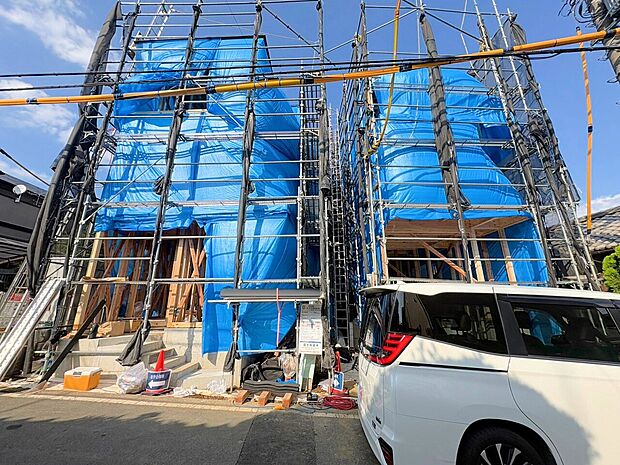 右のお住まい。2階LDKは明るく照らすことのできるバルコニーに面した空間。(令和8年7月撮影)