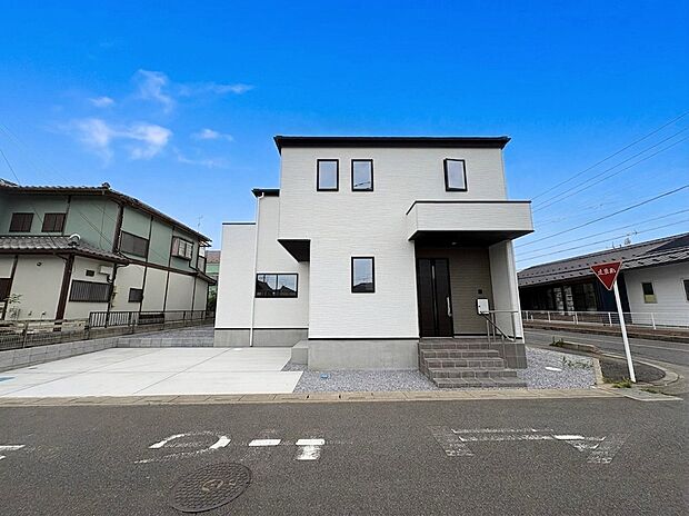蓮田駅まで徒歩19分、角地という恵まれた条件を活かし、豊かな暮らしを創り出しました。