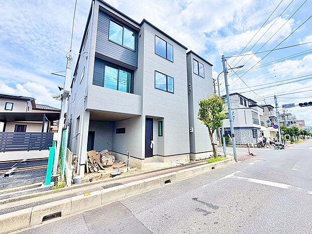 洗練されたデザインの外観が街並みに彩りを演出します。(令和8年8月撮影)