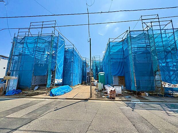【B号棟】左奥が当物件。蕨駅より徒歩16分、周辺環境とのコラボレーションにより統一感を演出。(令和8年7月撮影)