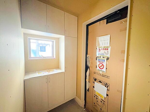 窓から外の光を通す、明るく広い玄関。(令和8年10月撮影)