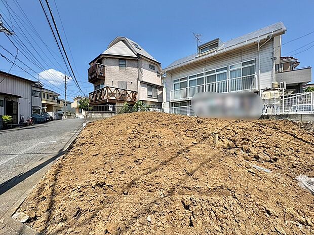 スーパーやコンビニ、ドラッグストアまで徒歩4分圏内、買い物に便利な住環境。(令和8年7月撮影)