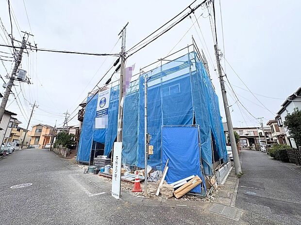 スーパーやコンビニ、ドラッグストアまで徒歩4分圏内、買い物に便利な住環境。(令和8年10月撮影)