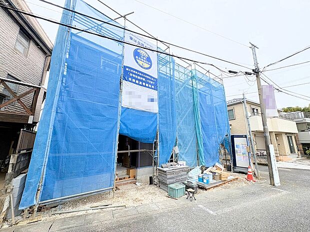 LDKは15帖、室内には豊かな陽光が注ぎ込み、爽やかな住空間を演出。(令和8年10月撮影)
