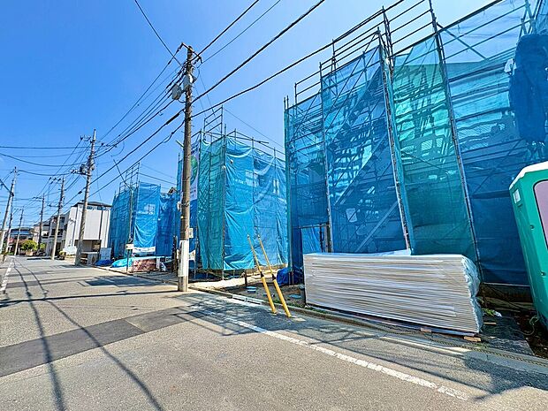 【D号棟】中央のお住まいです。17帖のLDKは人気の対面式キッチンで一体感があります。(令和8年7月撮影)