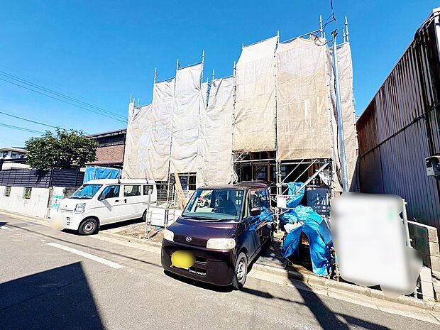 右が1号棟。16帖以上のLDKには多目的スペースとしても適したDENコーナー付き。(令和8年9月 撮影)