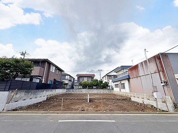 左が2号棟です。16帖以上のLDKには多用途に使えるDENコーナー付き。(令和8年7月撮影)