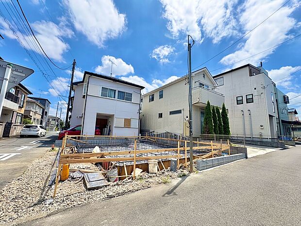4.2m公道に面した角地です。カースペースには2台駐車可能です。(令和8年8月撮影)