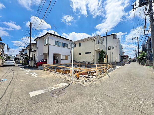 バルコニーを二面確保、陽光が差し込む温かみのあるお住まいです。(令和8年8月撮影)