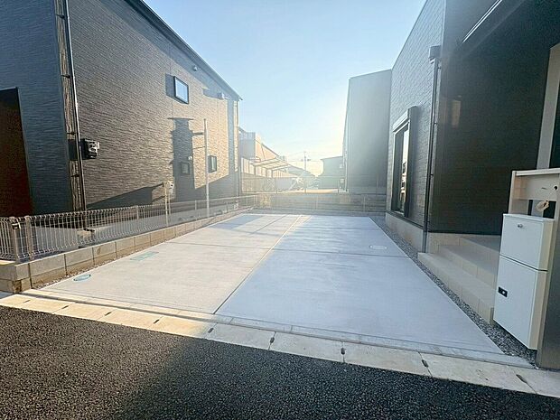 カースペースには並列で2台駐車可能です。