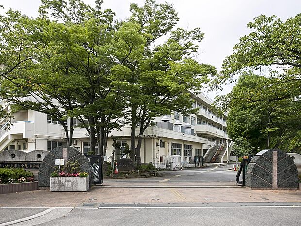 中尾小学校まで約1200m