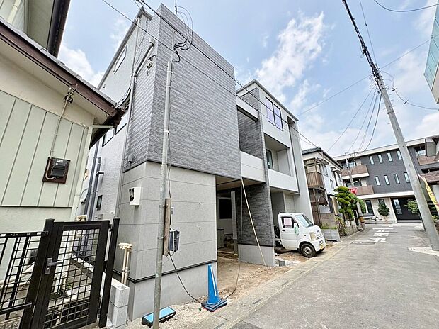 雨や風、雪などから車を守ってくれるビルトインガレージを採用。(令和8年7月撮影)