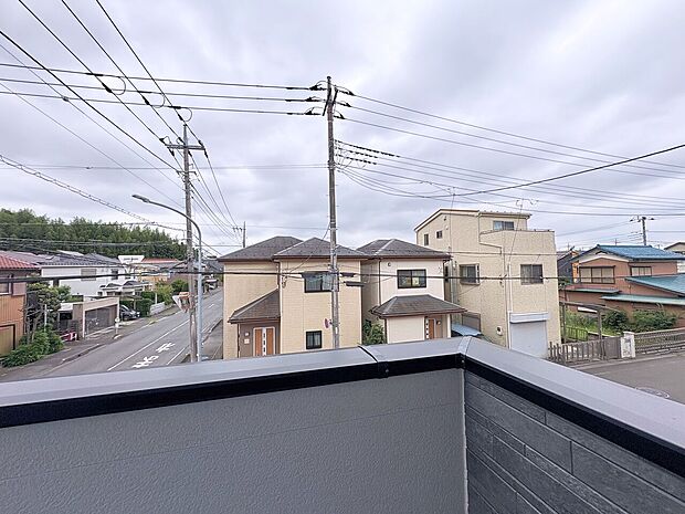 心地よい陽光や風を感じられるバルコニーを確保しました。