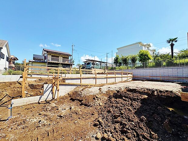2階LDKは明るく照らすことのできるバルコニーに面した空間。(令和8年8月撮影)