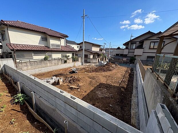 雨や風、雪などから車を守ってくれるビルトインガレージを採用。(令和8年7月撮影)