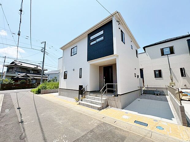 玄関廻りがすっきり片付く土間収納付きです。