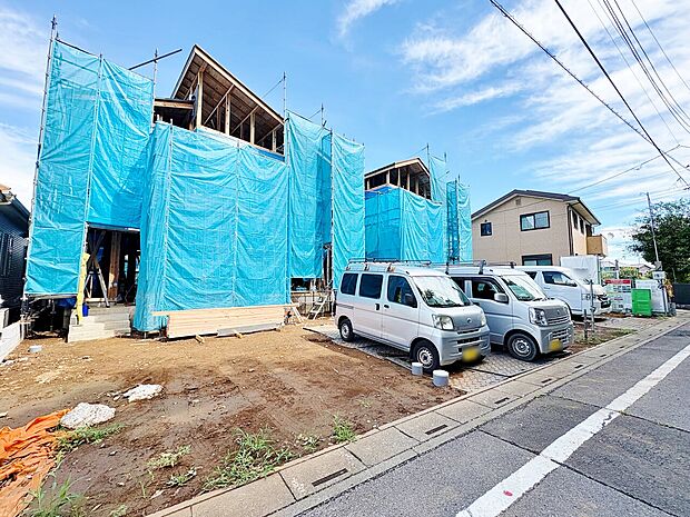 左側が当物件。敷地面積は51坪以上、4LDK+S+2WICの間取りです。(令和8年8月撮影)