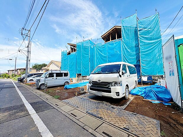 右が当物件。敷地面積は51坪以上、4LDK+2WICの間取りです。(令和8年8月撮影)