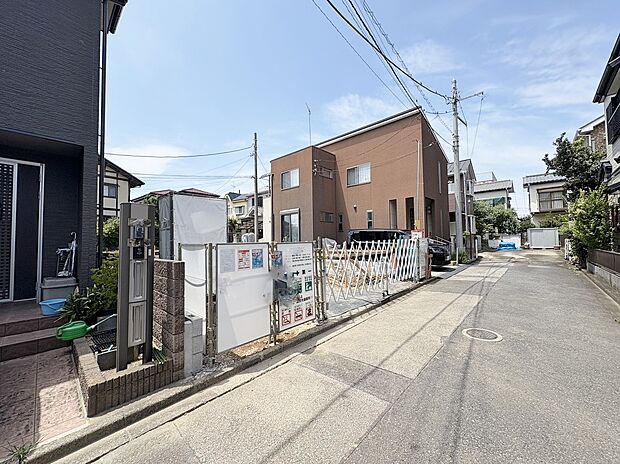 スーパーやコンビニなどが徒歩圏内にあり、買い物に便利な立地です。(令和8年7月 撮影)