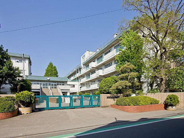 栄和小学校まで約750m