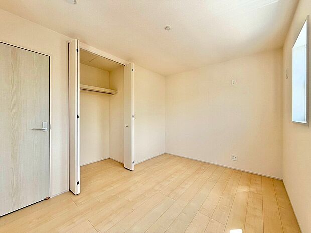 2階は全居室6帖以上の間取りです。すべてのお部屋に収納スペースを確保しました。