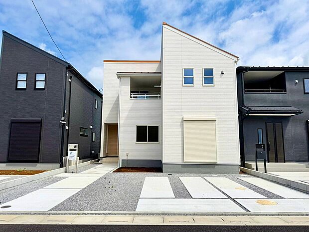 閑静な住宅街に佇む堂々とした佇まい。真っ白な外壁が爽やかな邸。