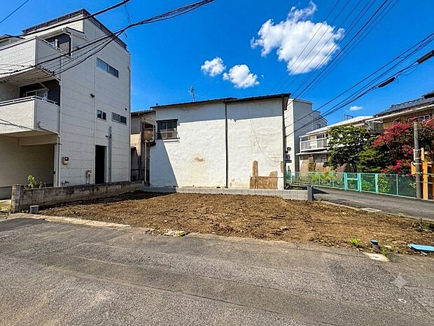 スーパーやコンビニが近く買い物に便利な住環境。(令和8年8月撮影)