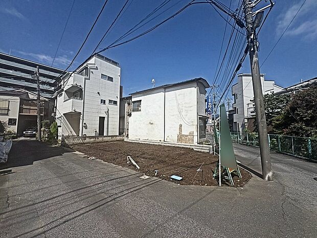 開放感のある角地に面しており、陽当り良好です。(令和8年7月撮影)