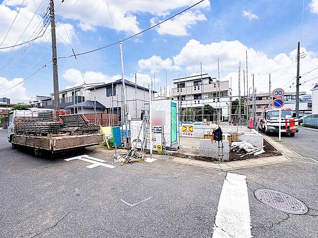 スーパーが徒歩圏内にあり、買い物に便利な住環境です。(700m以内)(令和8年9月撮影)