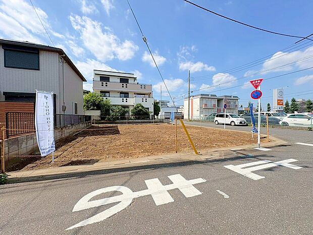 スーパーが徒歩圏内にあり、買い物に便利な住環境です。(700m以内)(令和8年7月撮影)