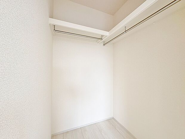 大きな荷物や寝具などもらくらく収納できる便利なスペースです。