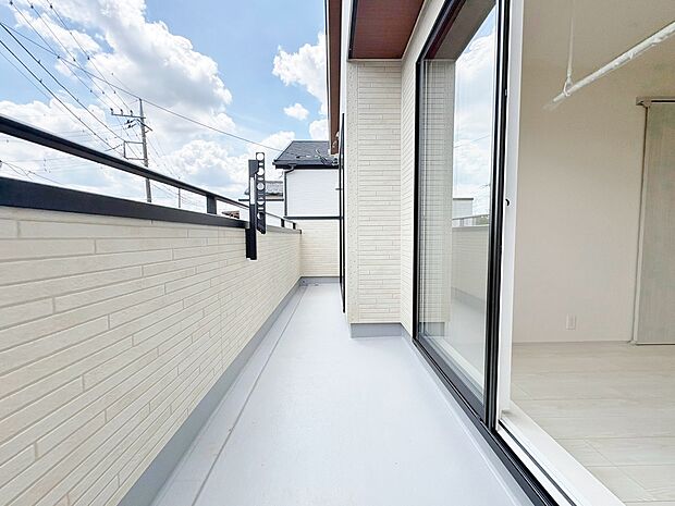 二部屋から行き来できる続きバルコニーを配置しています。