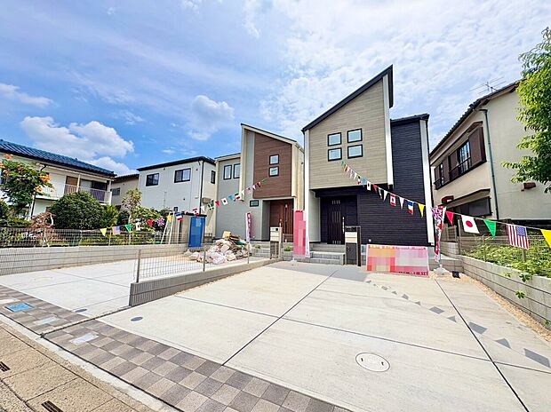 【2号棟】右が当物件。ゆとりの敷地50坪です。小学校まで徒歩330ｍで通学も安心です。