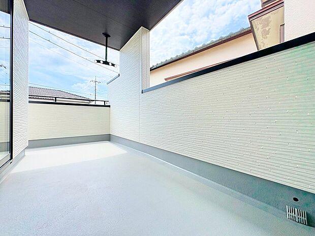 室内に豊かな陽光が注ぎ込み、さわやかな住空間を演出しています。