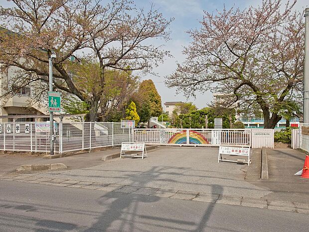 平方東小学校まで約1360m